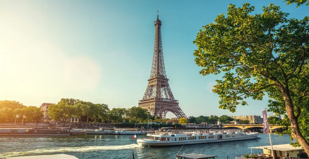 Hotels in France are waiting for you to discover the country's beauty! Find the best deals here.