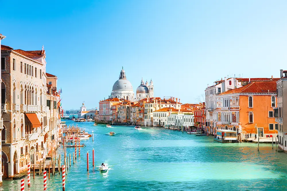 Hotels in Venice are waiting for you to discover the city's beauty! Find the best deals here!