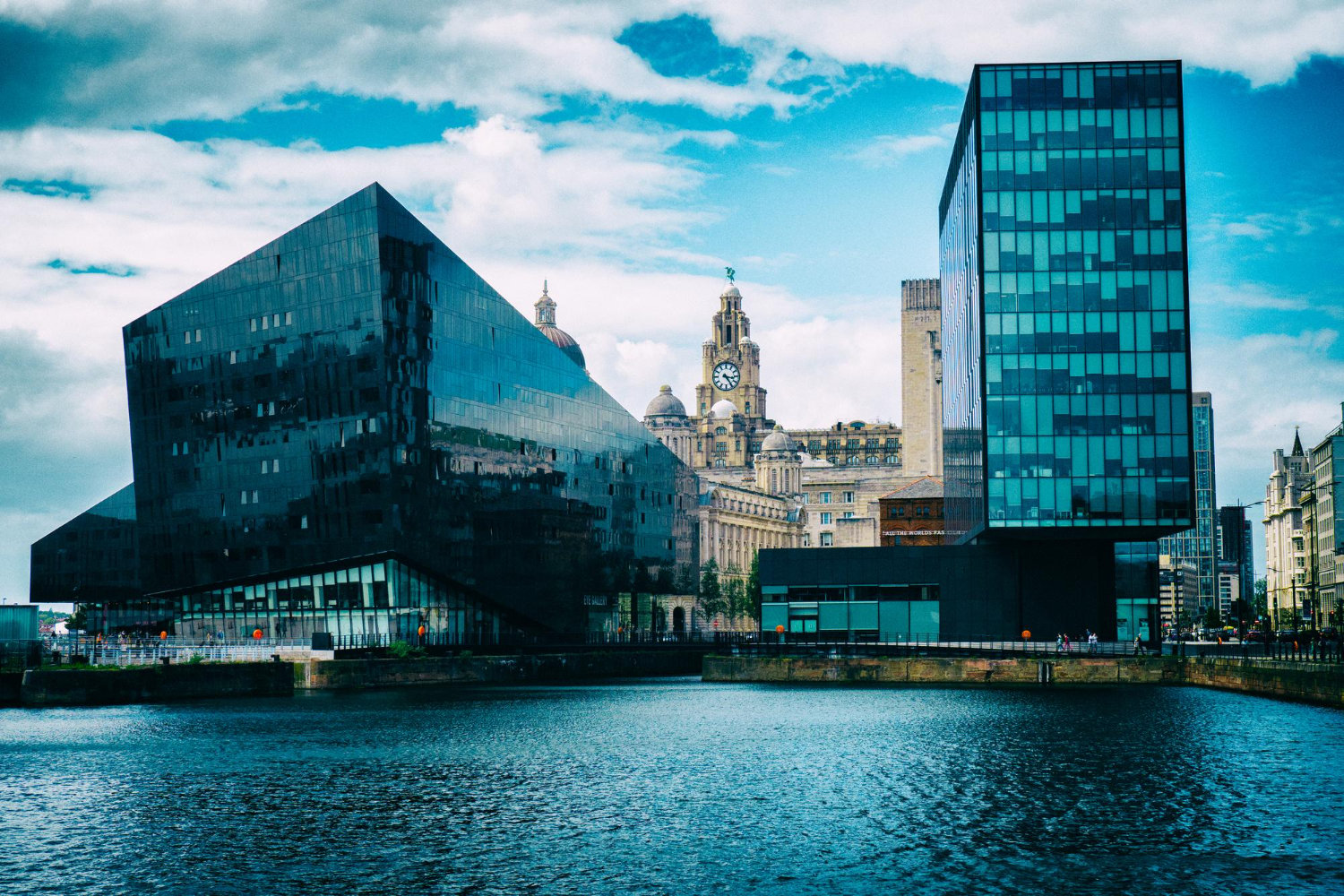 Hotels in Liverpool are waiting for you to discover the city's beauty! Find the best hotel deals.